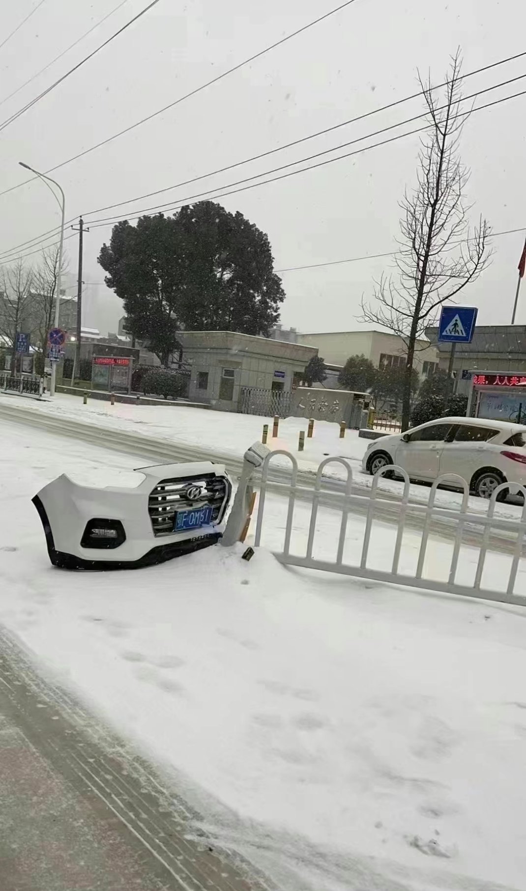 无知少女已经被武汉的风雪困住了，这会儿正头痛怎么上班呢。路上的车肉眼可见的都在蜗