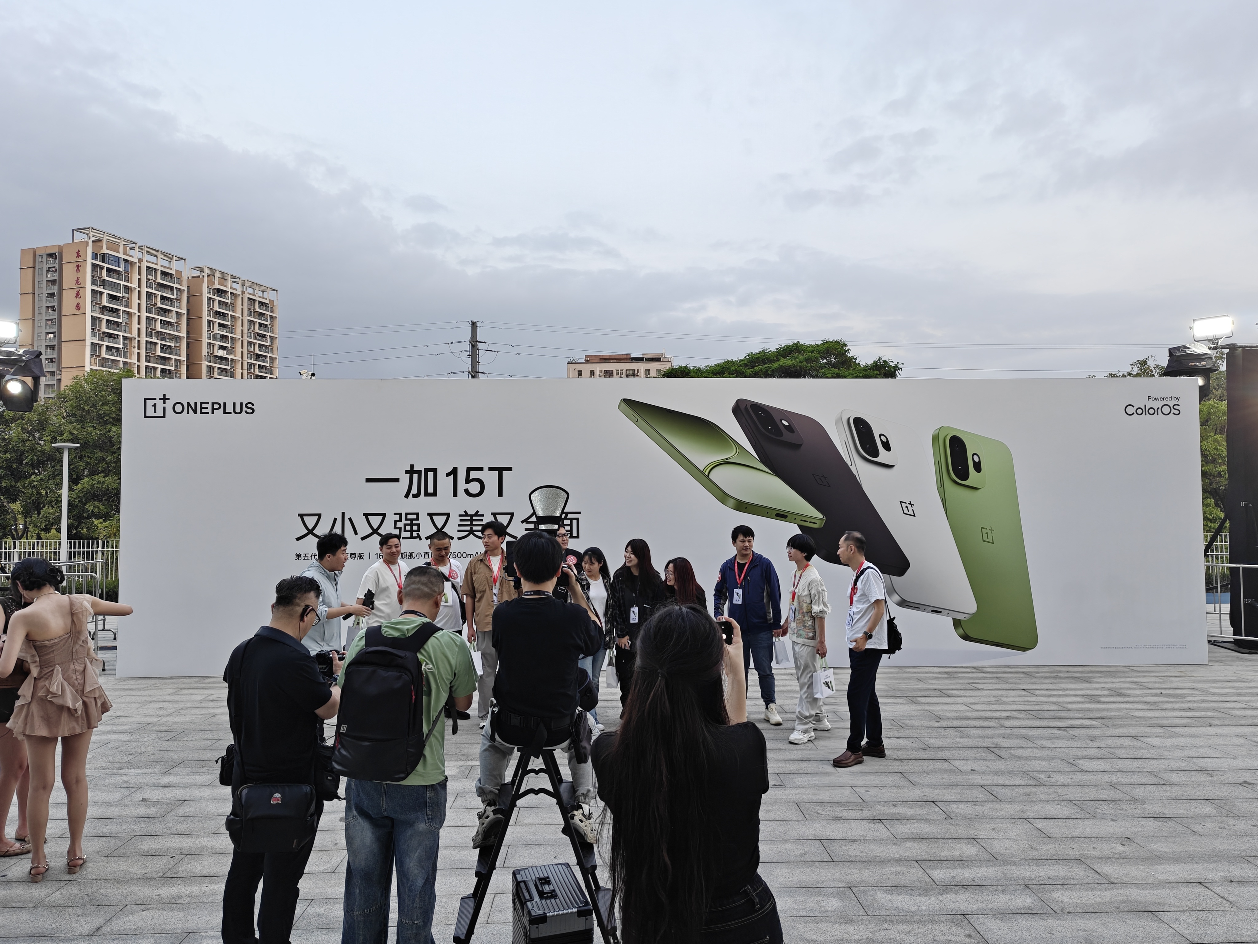 来看看一加15T的发布会，大家猜猜这机子会卖多少钱？