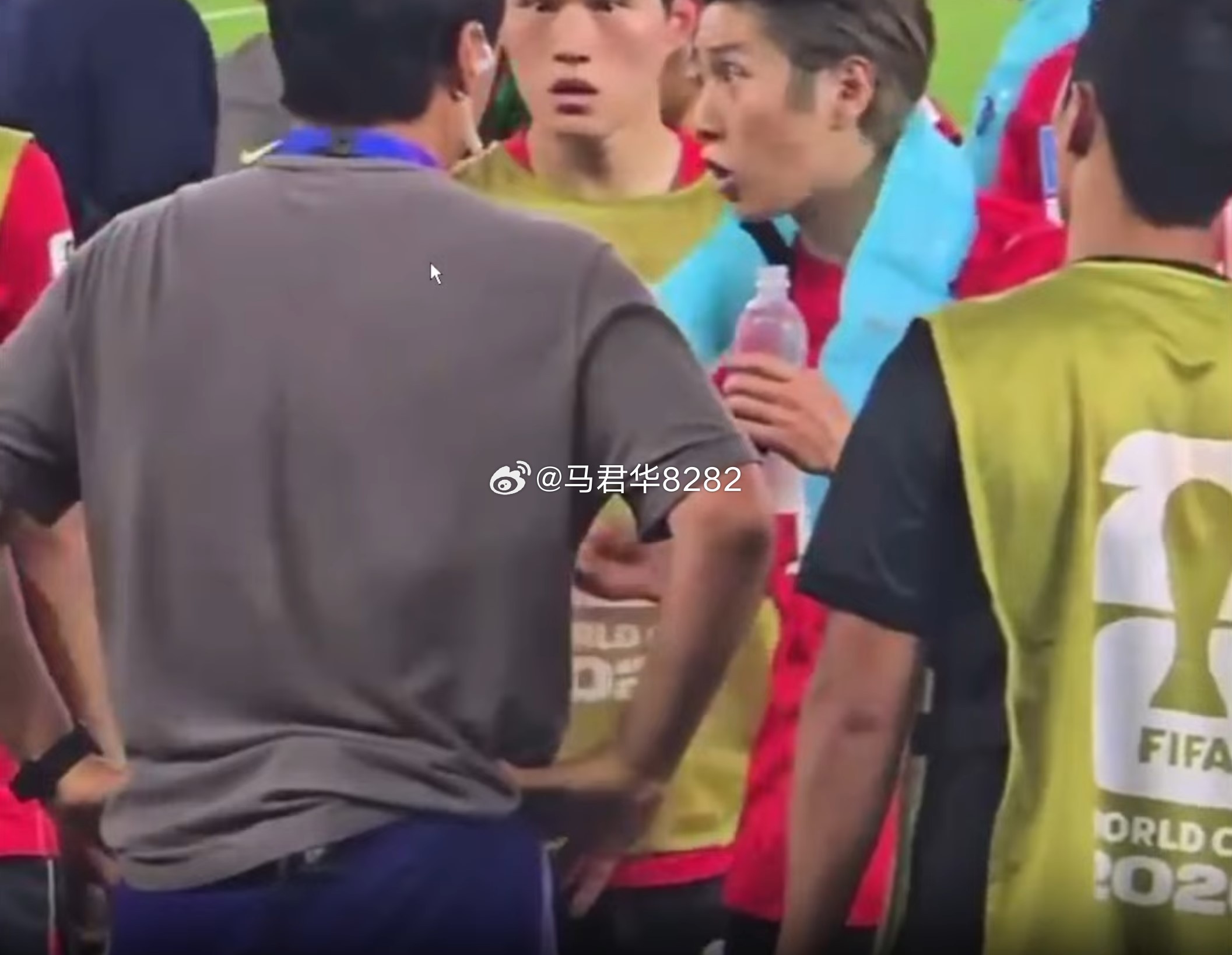 南非1比0韩国 的比赛，下半场韩国队丢球之后，这次补水时，李刚仁的口型是“现在要