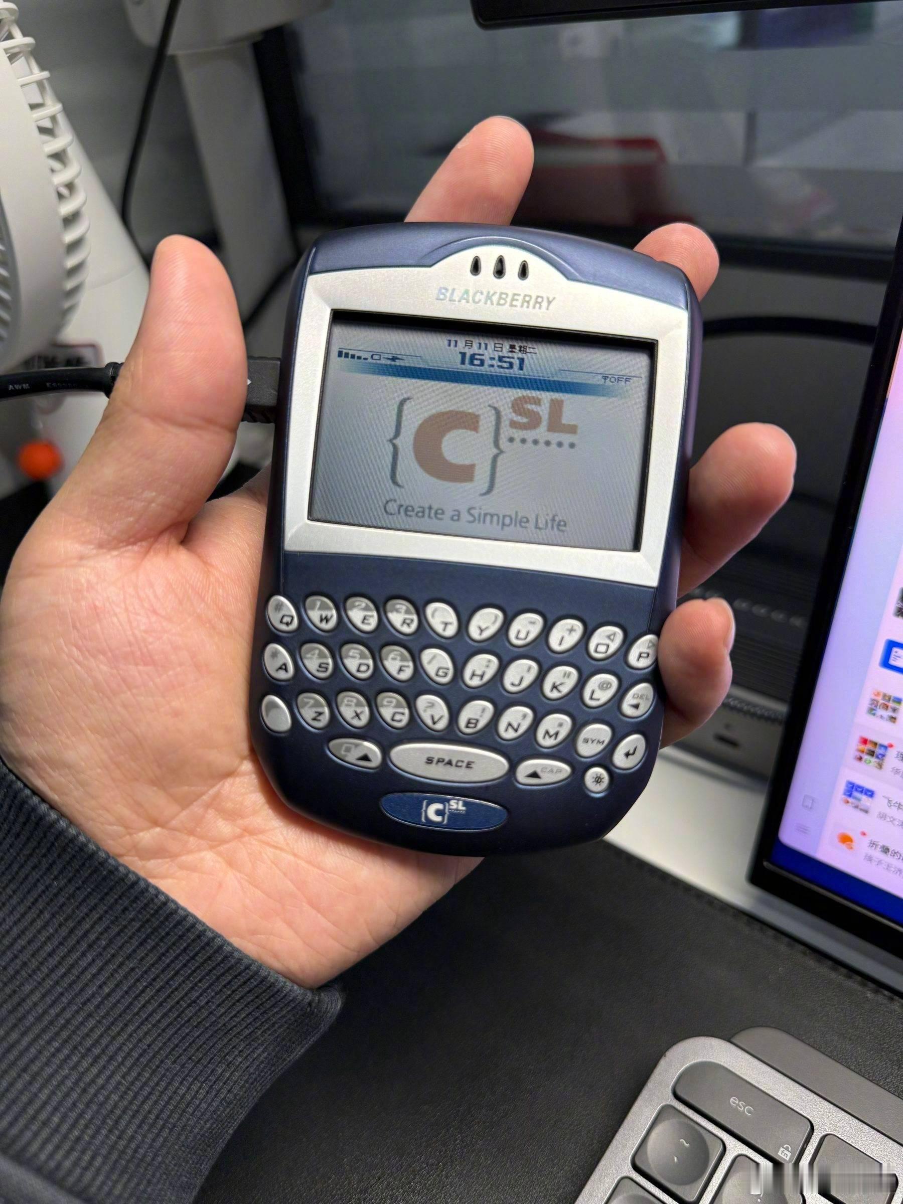 手感还是极好，在毫无辨识度的今天，握在手里还是极其的圆润舒服！话说当时的短信服务