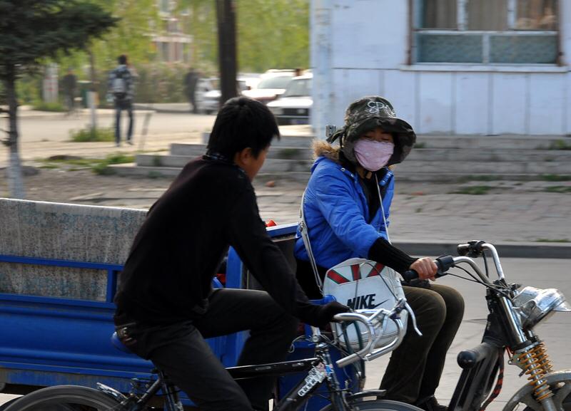 今年冬天跟往年差别可太大了。往年裹着大棉袄还冻得直哆嗦，今年穿薄绒外套就能出门。