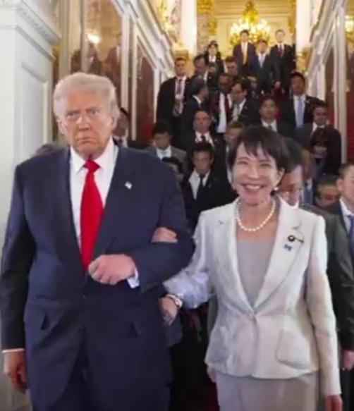 太有意思了，你们仔细看美国总统这表情，是不是挺无奈的？碰上高市这种撒娇卖萌的女统