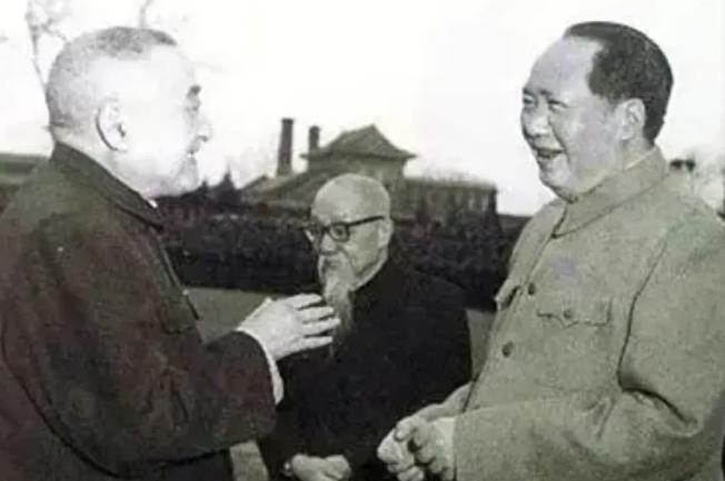 同样是借国宝，看看毛主席是怎么做的。
 
1959年，毛主席听说黄炎培手里有件稀