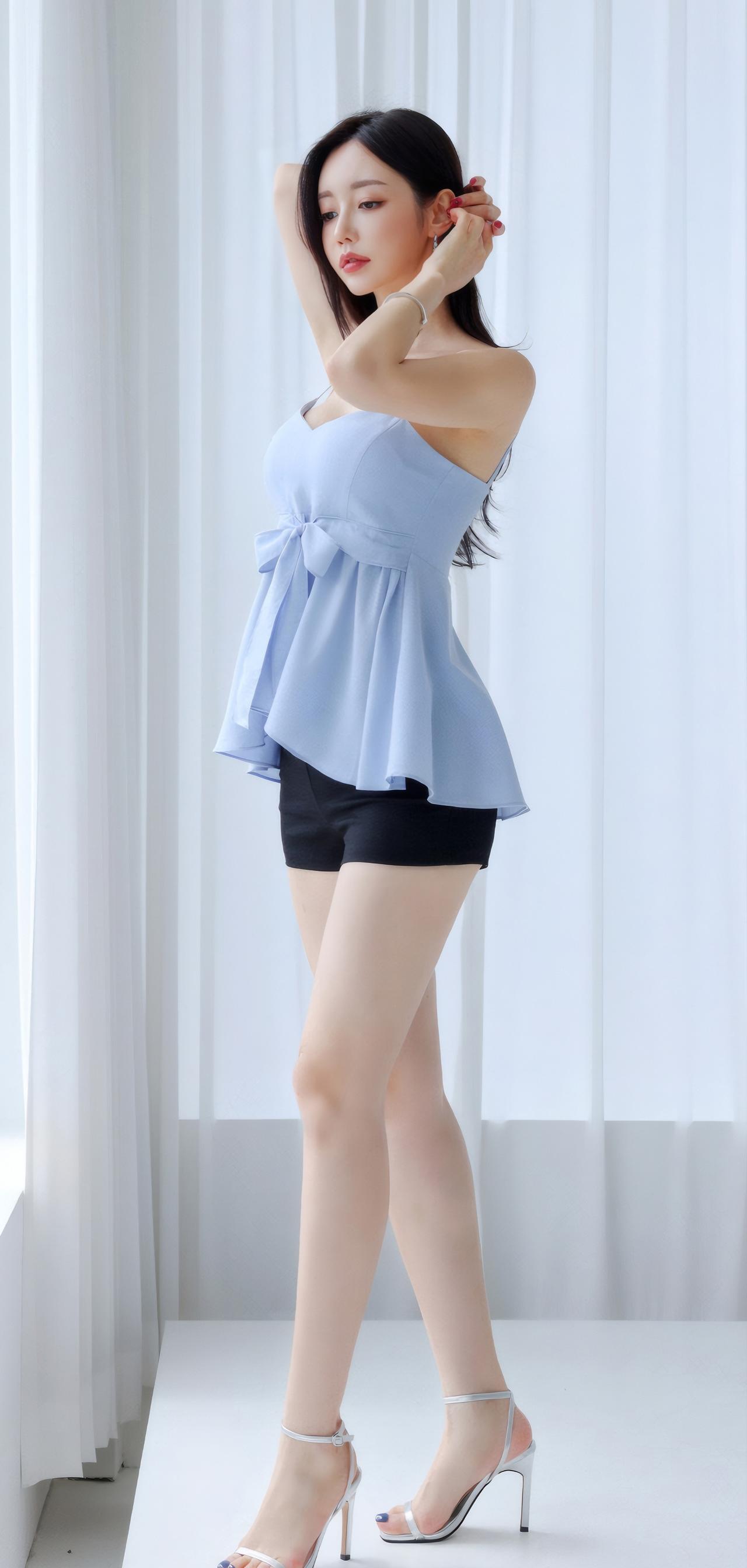 清新夏日穿搭，浅蓝色荷叶边上衣搭配黑色短裤，优雅又时尚！