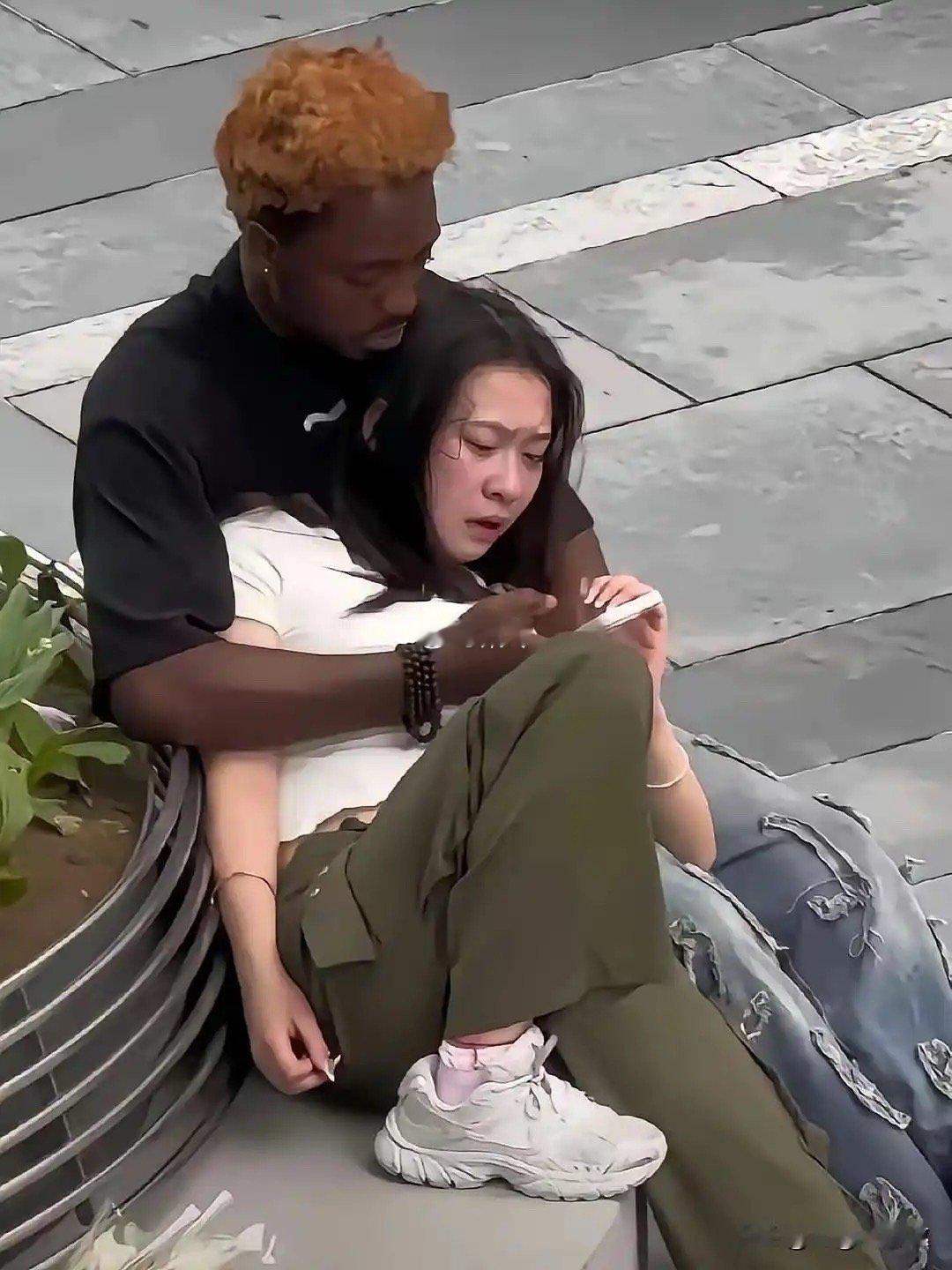 为什么女生看起来表情不耐烦呢 