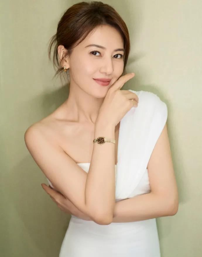 被高圆圆这组白裙造型狠狠种草了！
斜肩白裙+盘发，简单的搭配却穿出了高级又温柔的