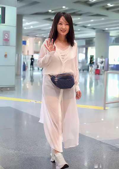 杨钰莹这身穿搭，实在是一言难尽啊！ 