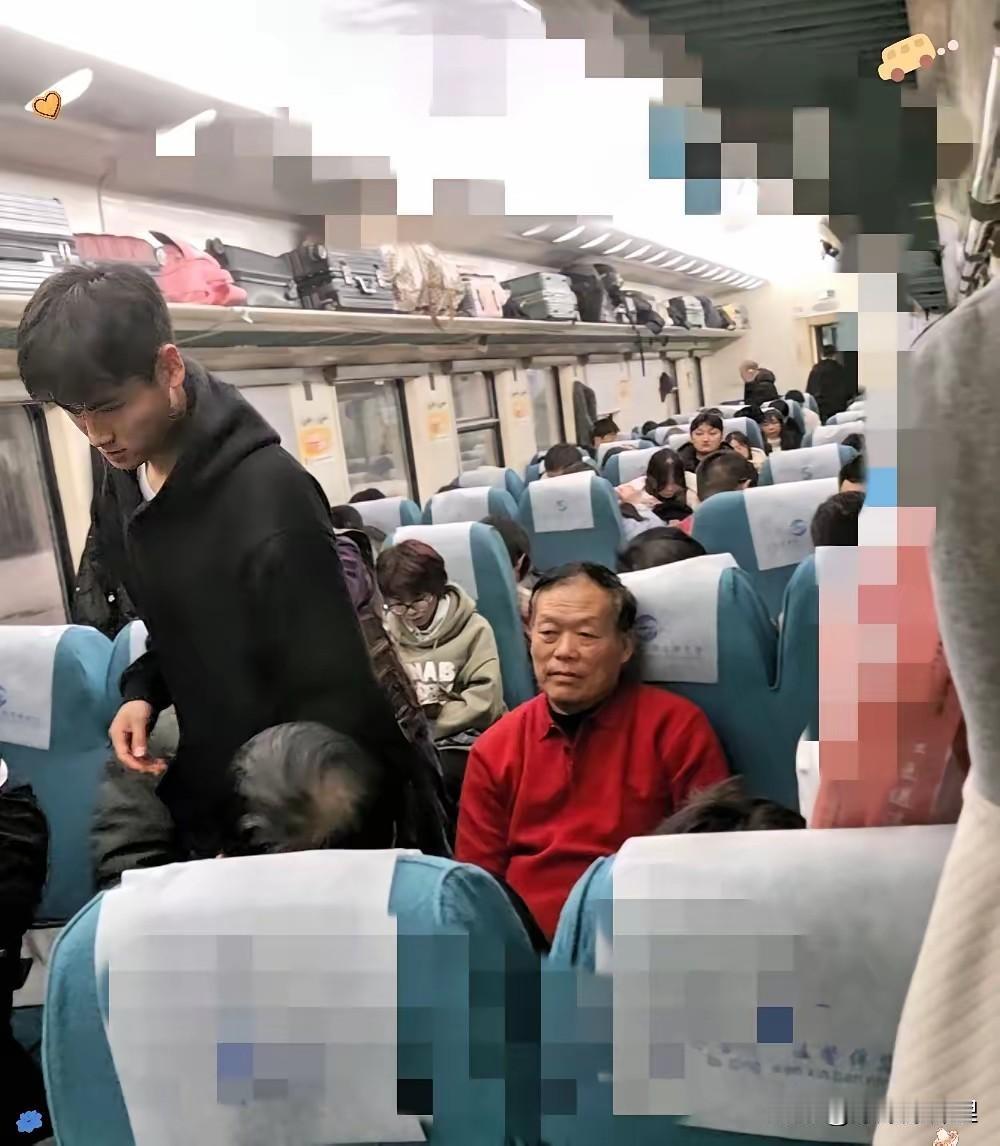 打开那个购票软件我都看愣了，高铁商务座没人坐，几趟K字头的绿皮车却抢破了头！
