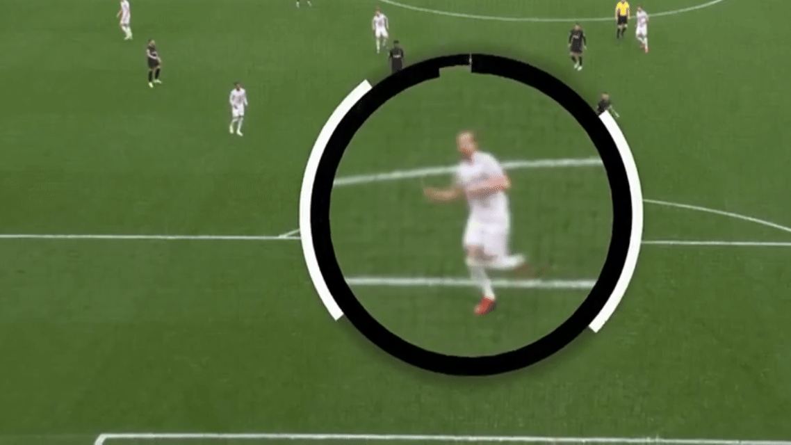 Sportschau对凯恩的手球犯规做了个放大特效，然后我再进一步放大了一下，究