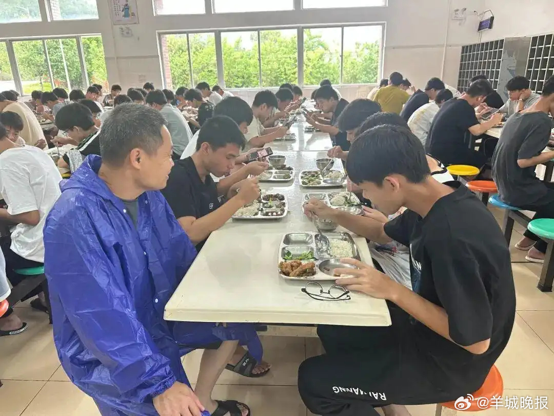 【#广东出台学生食堂陪餐新规#：校领导每学期至少陪餐四次】广东出台学生食堂陪餐新