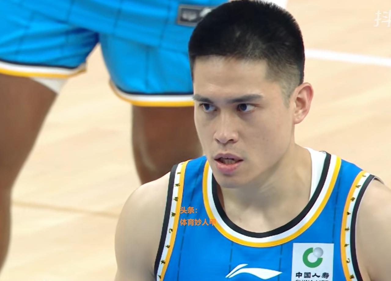 CBA脑大乌龙！陈盈骏本应5个罚球，却执行了6次罚球。球迷：裁判送了一个！
CB