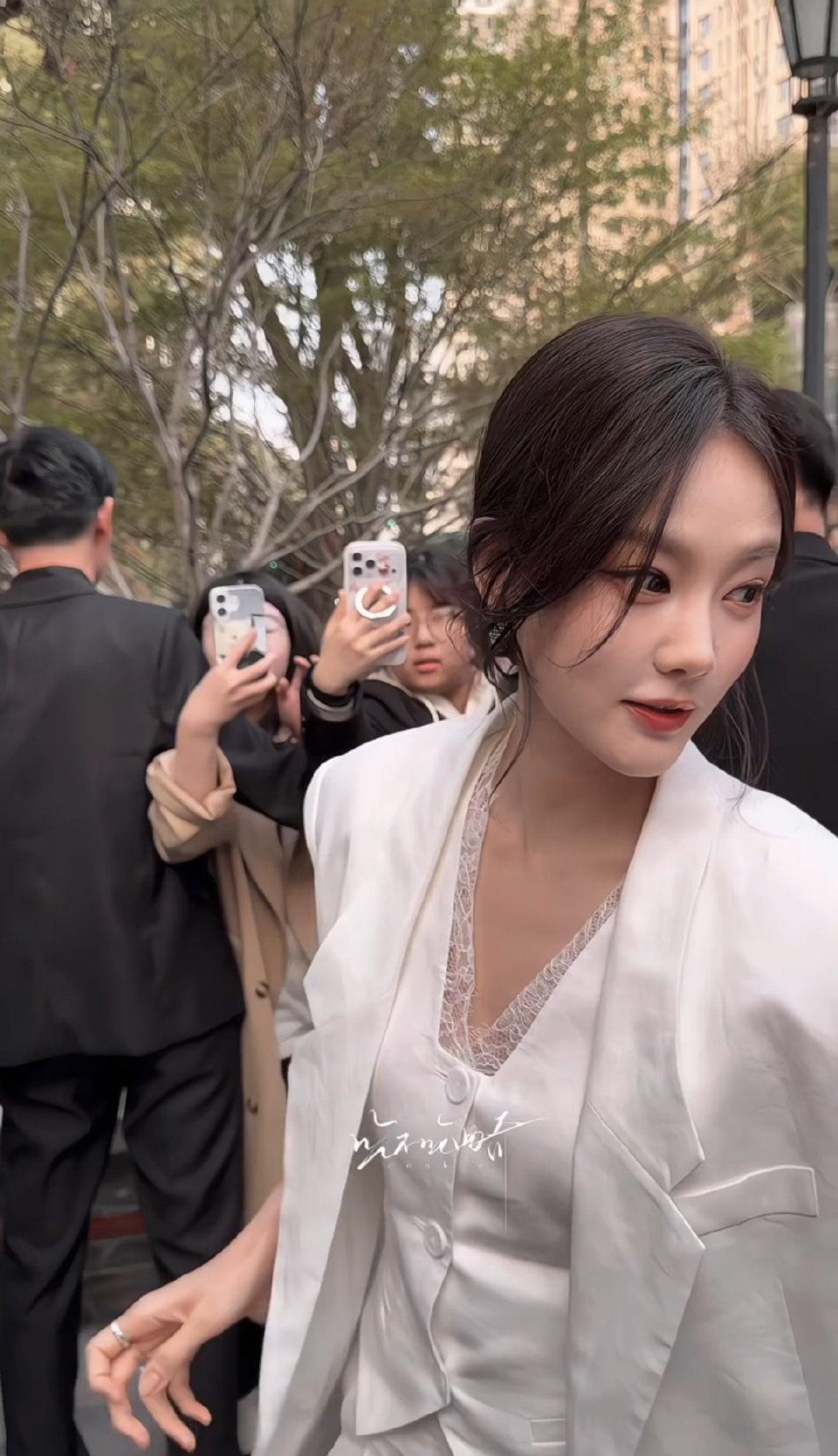 全网在线寻人！到底是谁把李一桐挤成这副小模样啦😂 一脸懵圈又强行营业的样子也太