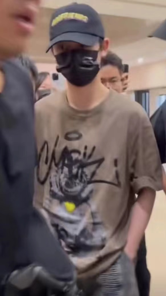 #丁程鑫长沙出发路透##丁程鑫演我赶早班机#丁程鑫长沙出发路透，好好好 ​​​