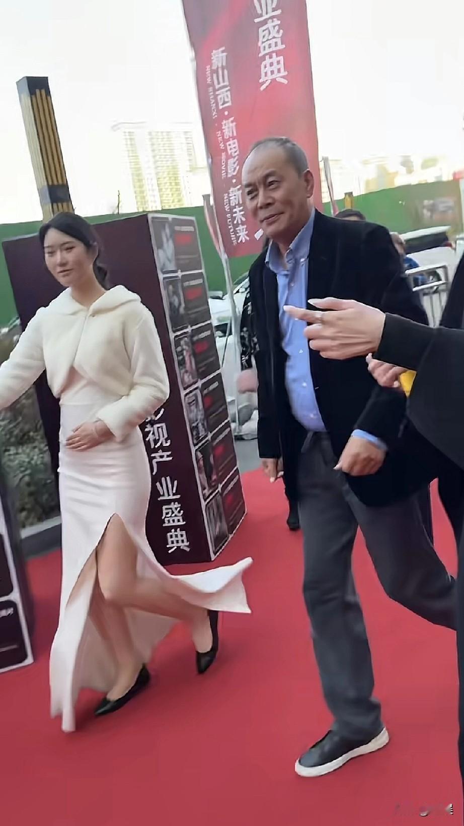 张光北老师现身太原，影视圈的“吕布”张光北老师来太原啦 。从黑色商务车中走出，现