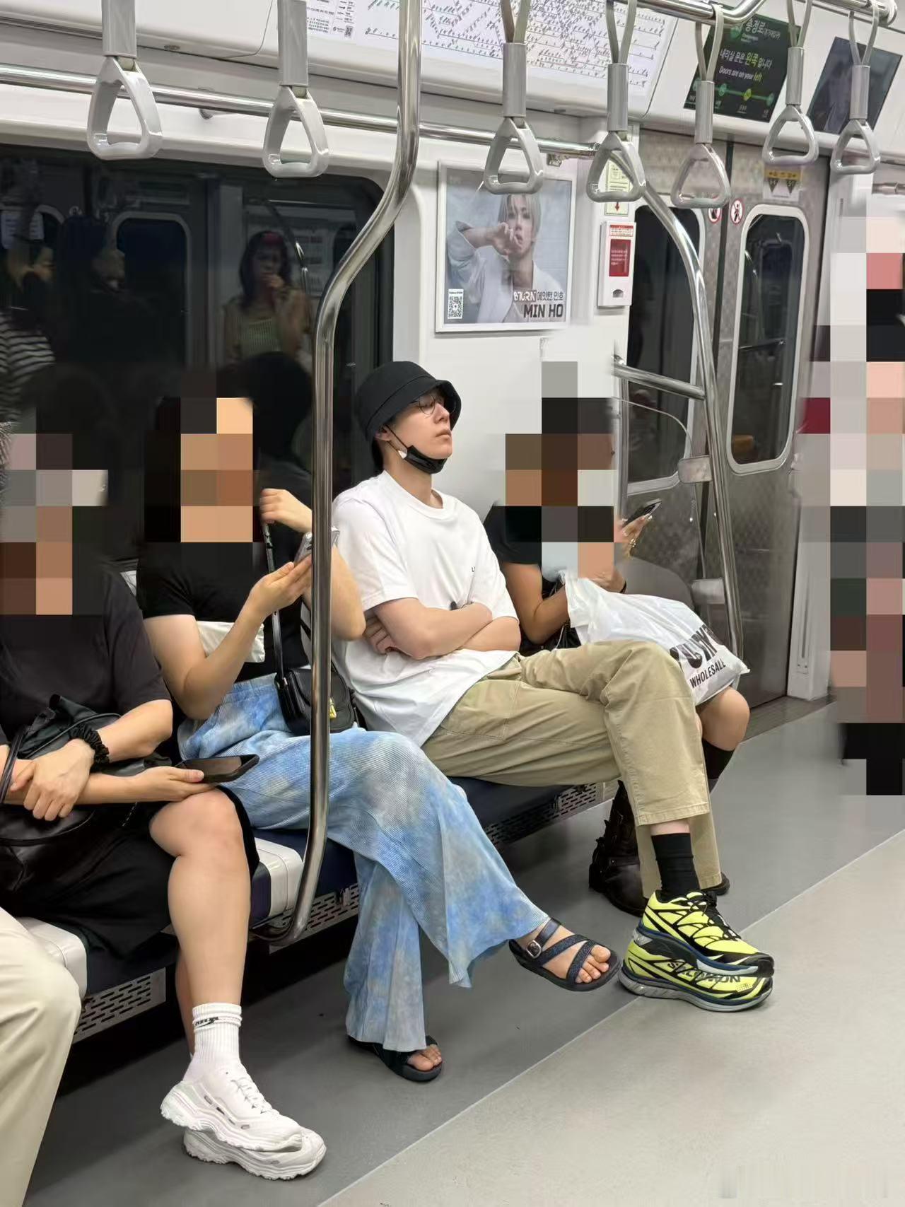 韩国偶遇胡一天素颜坐地铁 有人在韩国偶遇胡一天素颜坐地铁，路人的镜头下面素颜都能