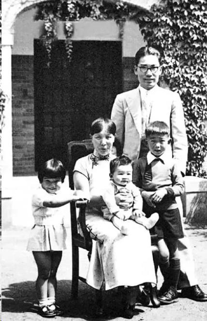 1997年，冰心长子趁妻子出国，将比自己小40岁的女人带回家过夜。后来他为了分割