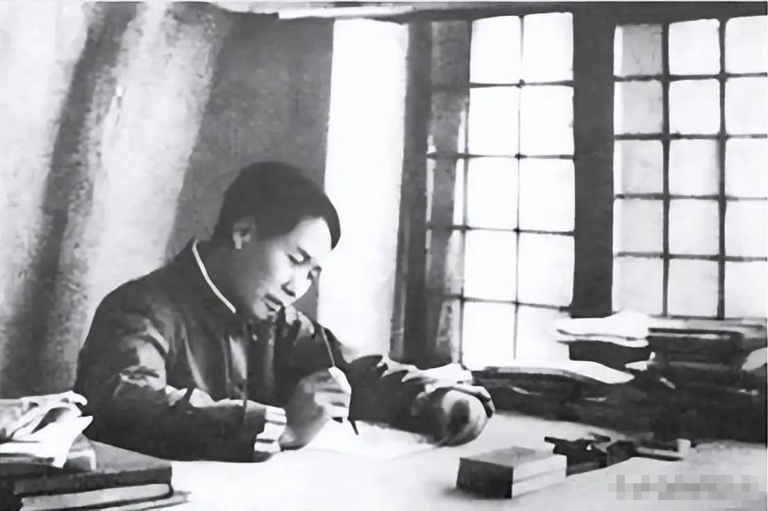 1940年秋天，毛主席去食堂时，突然一个人拎着木棍朝毛主席后脑勺砸去，千钧一发之