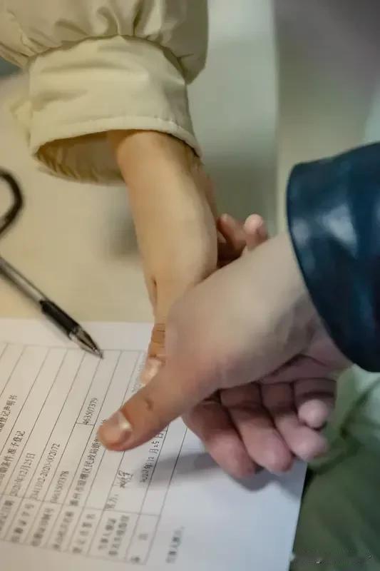 杭州21岁女孩在一家公司实习，突然向老板请假10天。老板怒气冲冲问，请这么多天假