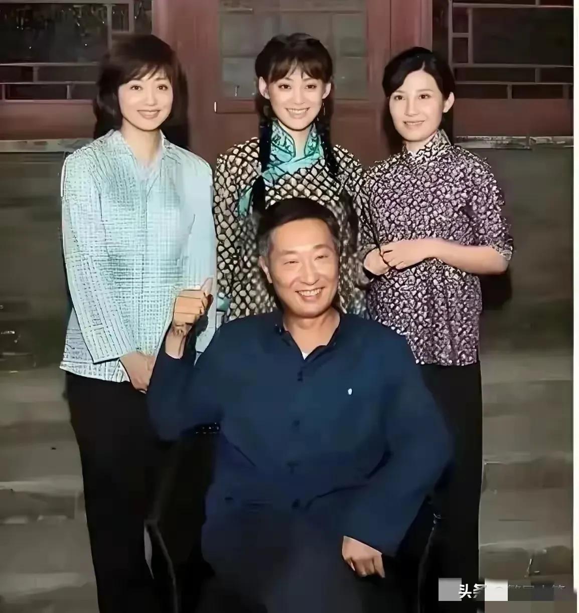 林永健与三朵金花同框，还是妥妥的C位，你看他笑的那个开心，一脸的嘚瑟[呲牙][偷