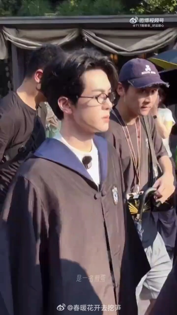 曾舜晞鹰院对味儿了曾舜晞好有鹰院的气质魔法袍上身，曾舜晞完美解锁鹰院人设。既有少