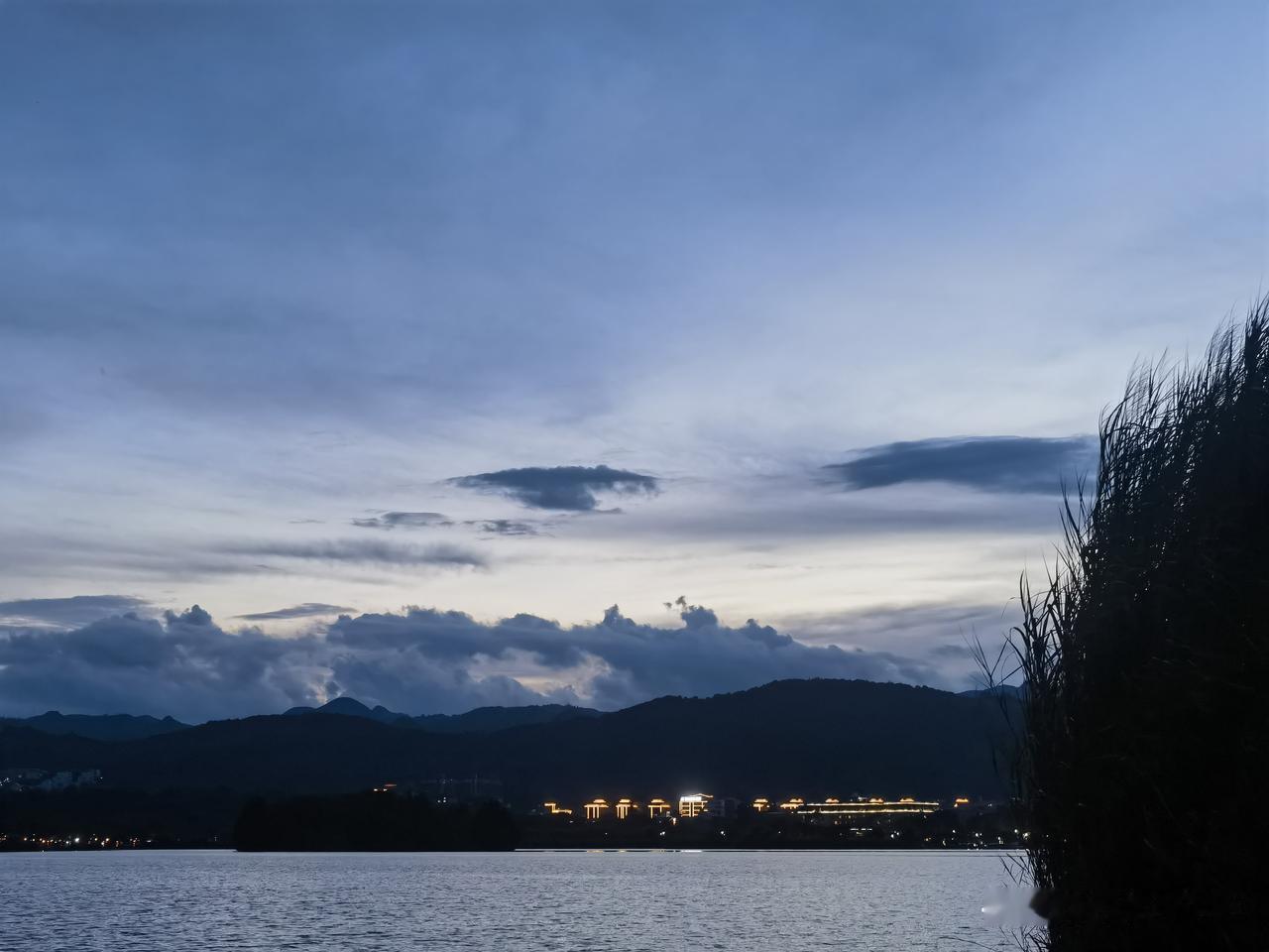 岁月不居，时节如流，唯初心如砥柱。它带走了青涩，却馈赠了从容。