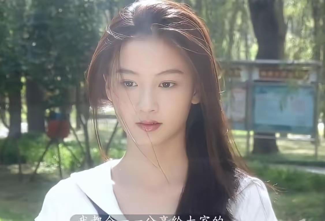 阳光下的温柔少女，静谧的午后时光。