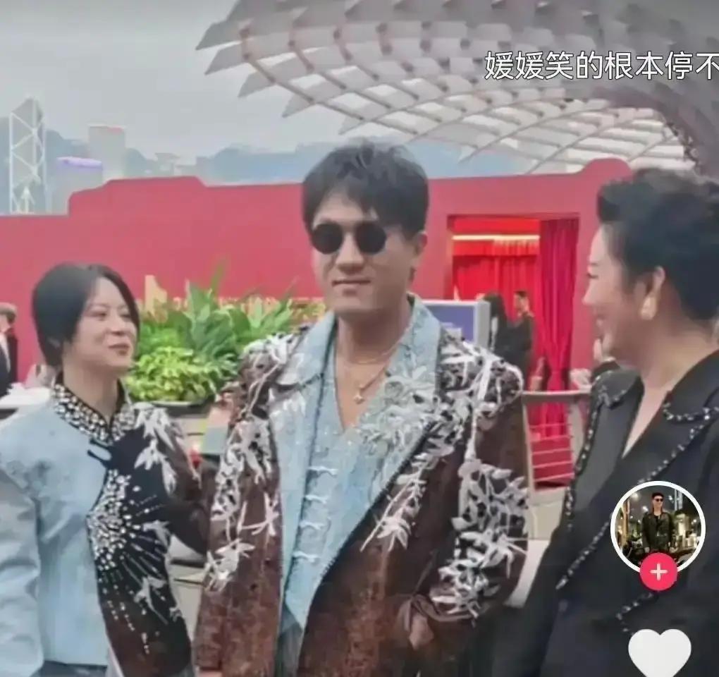 拆伙三个月。
二饼直播间人数掉了七成。
力哥弹幕区现在冷得像停尸房。
最新的行业