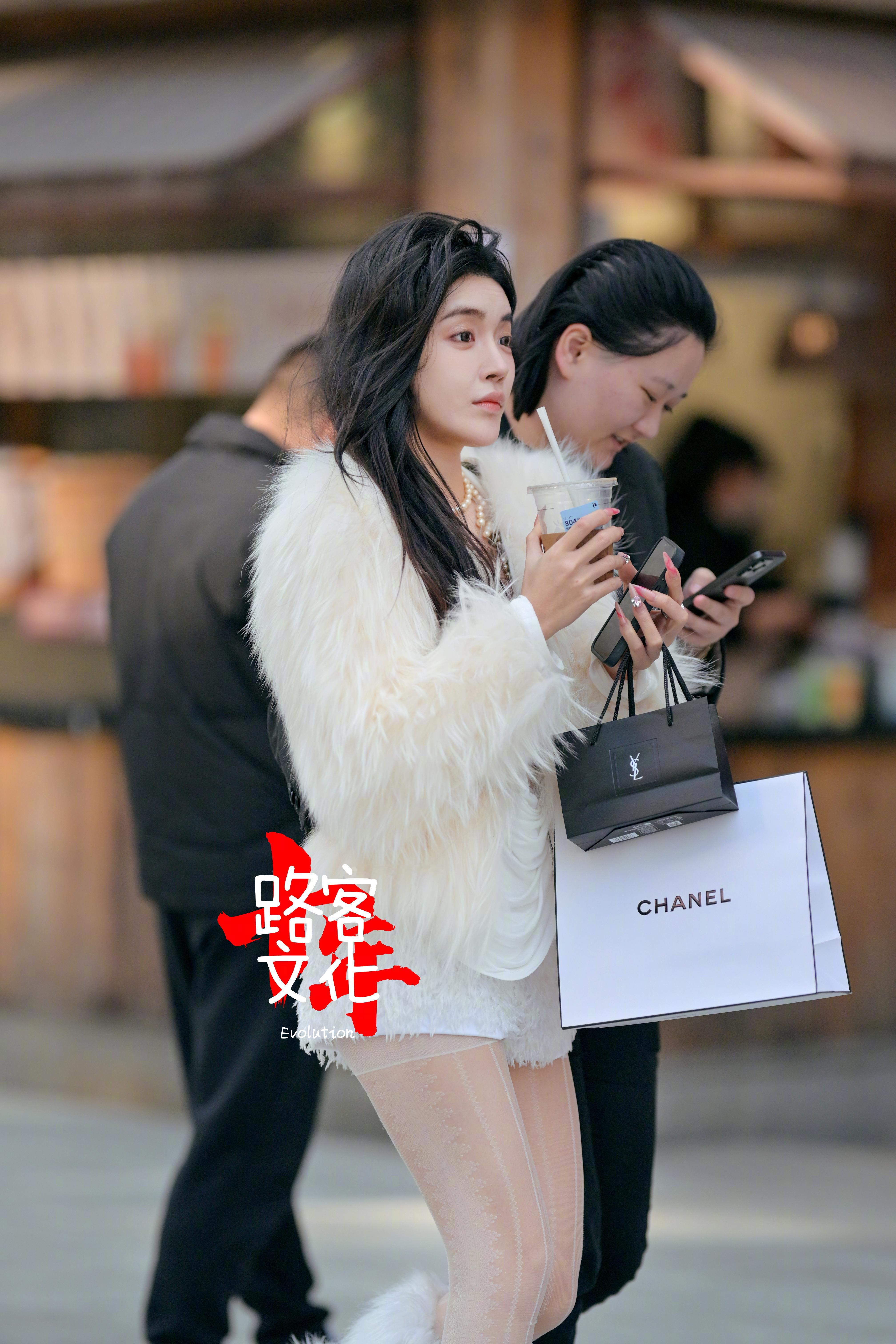 小姐姐抬头的瞬间 很自然的抓拍 