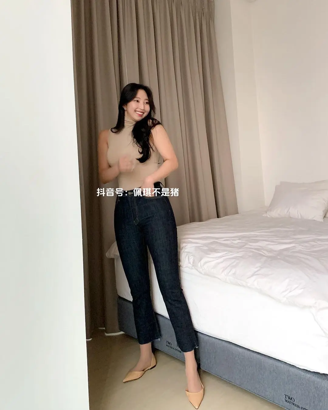 男孩子的中指和食指是用来夹烟的，不是用来欺负女孩子的