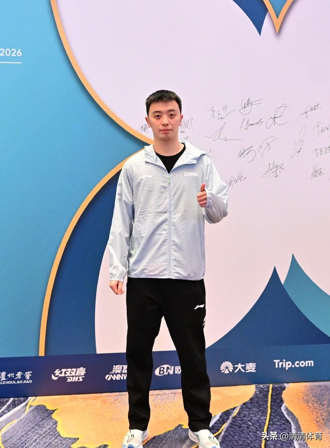 陈垣宇这状态也太在线了！
对着镜头大大方方竖个大拇指，阳光又自信，少年感直接拉满