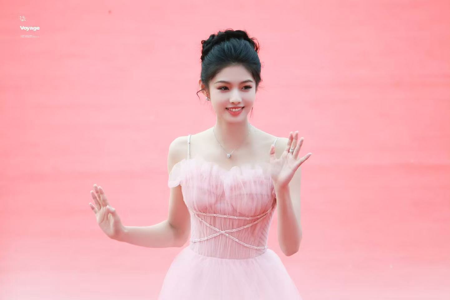 艾米文荣奖红毯艾米水蜜桃粉纱裙艾米宝宝是一颗水蜜桃🍑 ​​​