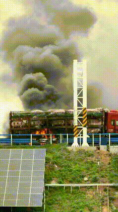 浓烟滚滚中看到满车的二师兄在嚎叫，路上还有大货车不停的穿梭，看冒出来的浓烟，感觉