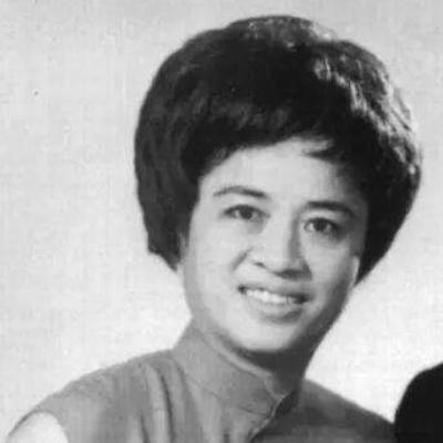 周翠英，1925年生于广东顺德，周大福创始人周至元长女，香港富商郑裕彤原配夫人 