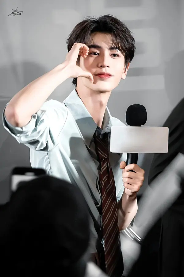 站姐把张凌赫的存图都拿出来了 大家觉得怎么样 