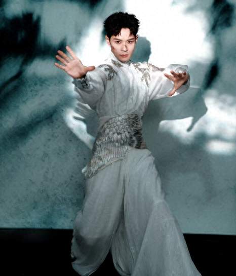 曹骏披荆斩棘初舞台出圈：从童星到唱跳新人，观众为什么买账
