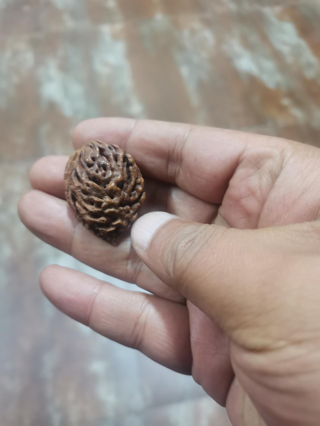 小桃核亦能盘出别样精彩，文玩的精髓便在于喜爱，无关金钱。然而文玩无贵贱，人心有高