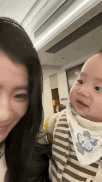 被这对母子的互动感动到了。看孩子，多喜欢妈妈呀！