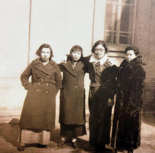 1938年，八路军驻新疆办事处院内，右起陈慧清（邓发夫人）、苏仪、钱希钧（毛泽民