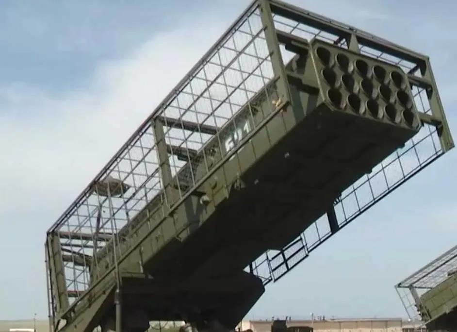 俄军在红军城以东战场上开始使用新的TOS-3“龙”喷火系统，其采用T-80主战坦