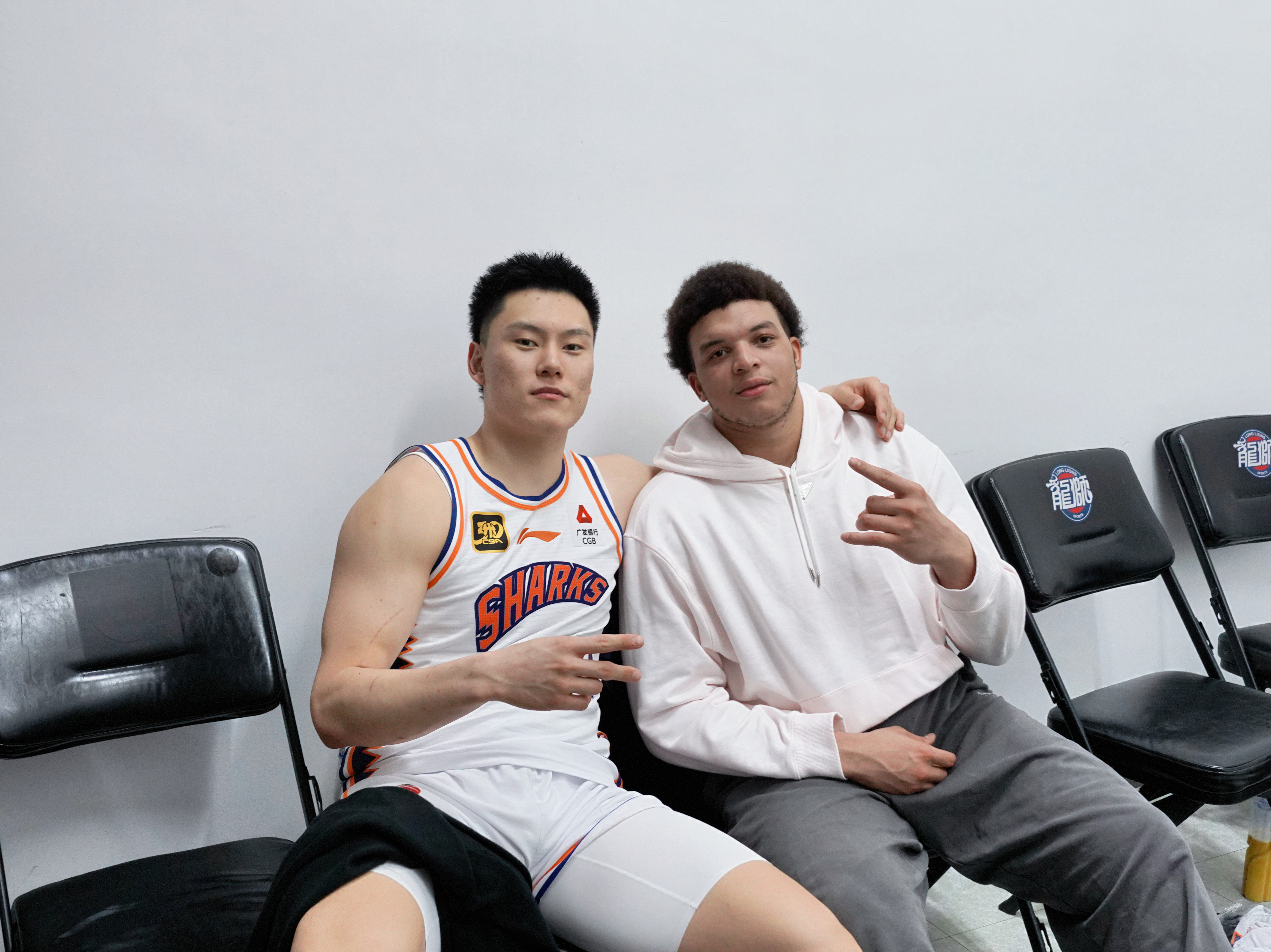 关于上海男篮 我想聊几句胜利从不会凭空降临，所有荣光，皆因拼尽全力。上海男篮从上