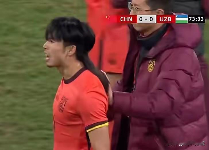 中国国奥队染红指甲的汪士钦这次出大名了！对阵乌兹别克斯坦队刚上场不久就被红牌罚下