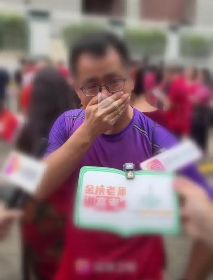 可怜天下父母心！
高考现场总能戳中人心，考场外一位父亲目送孩子走进考场，瞬间情绪