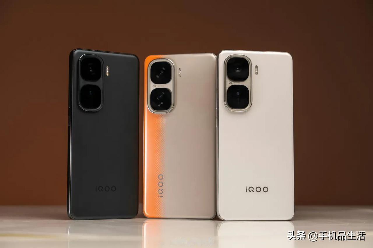 iQOO Neo10 系列真机图，拉力橙、驰光白、疾影黑 3 款配色，你会选哪个