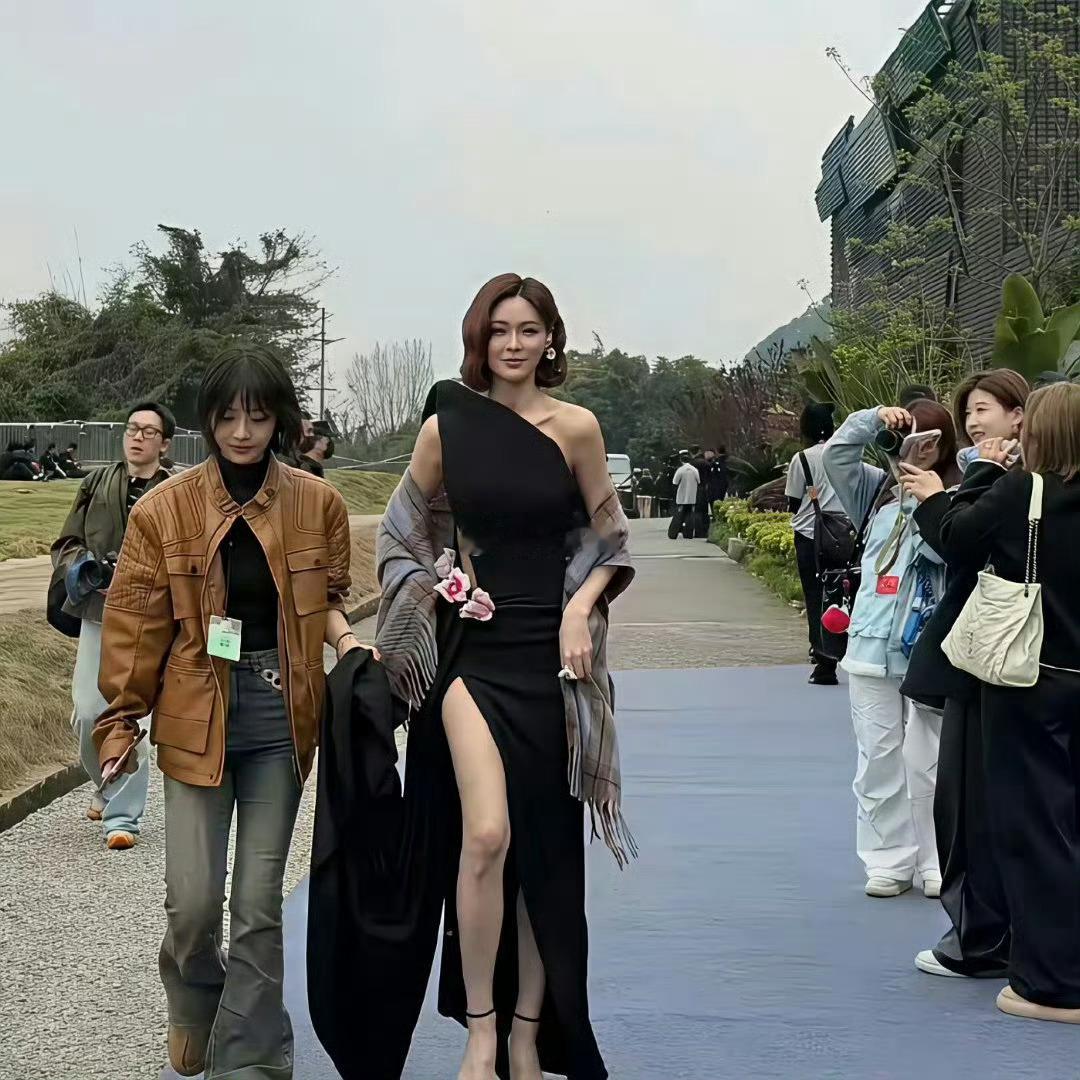 一直挺好奇杜海涛当初是怎么被她吸引的。 