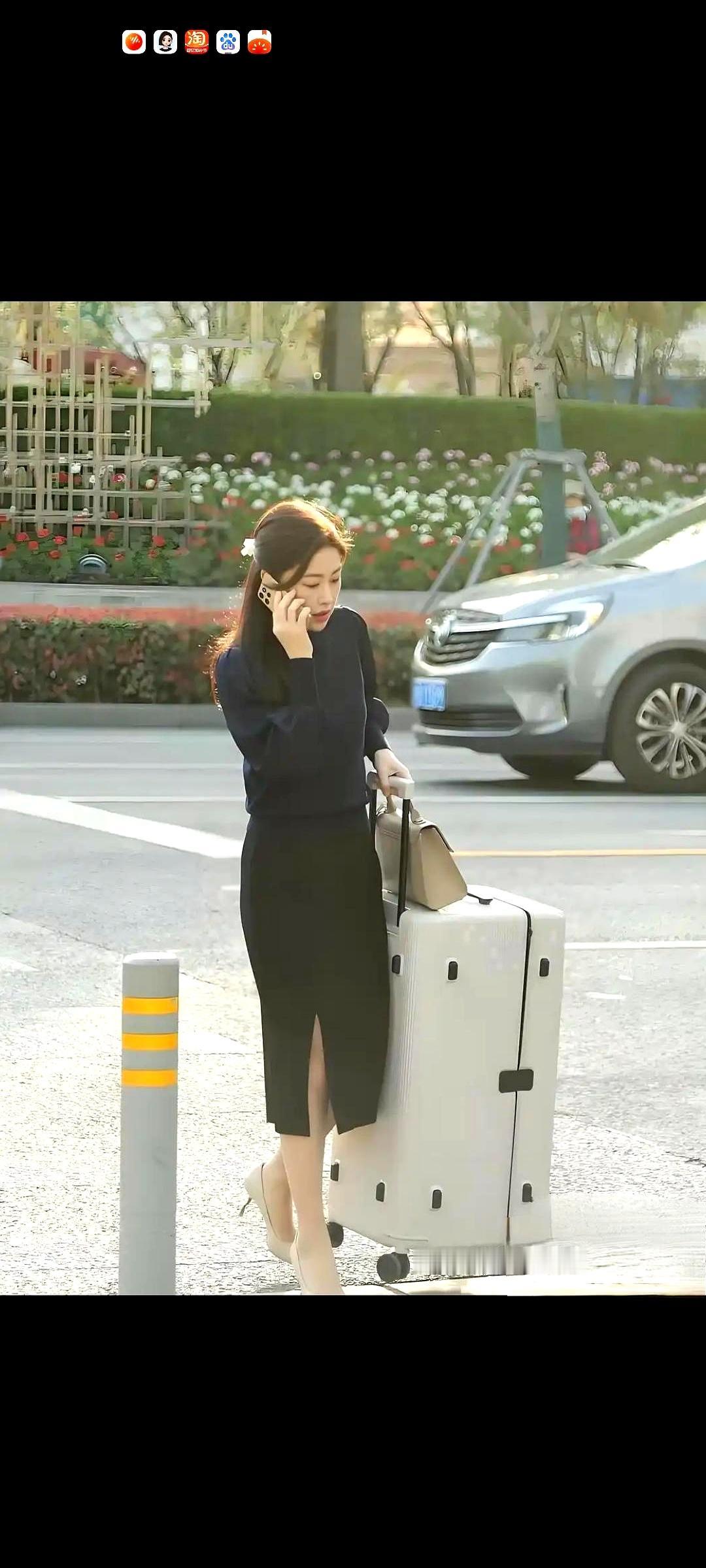 路边偶遇朱珠，真不是镜头里那种“自带滤镜”的感觉。
说实话，现场看她气质挺松弛的