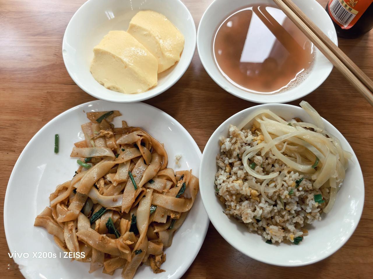 夏日生活打卡季美食多样：今早吃的美食有：炖鸡蛋、蛋炒饭、蛋炒粉、绿豆汤。