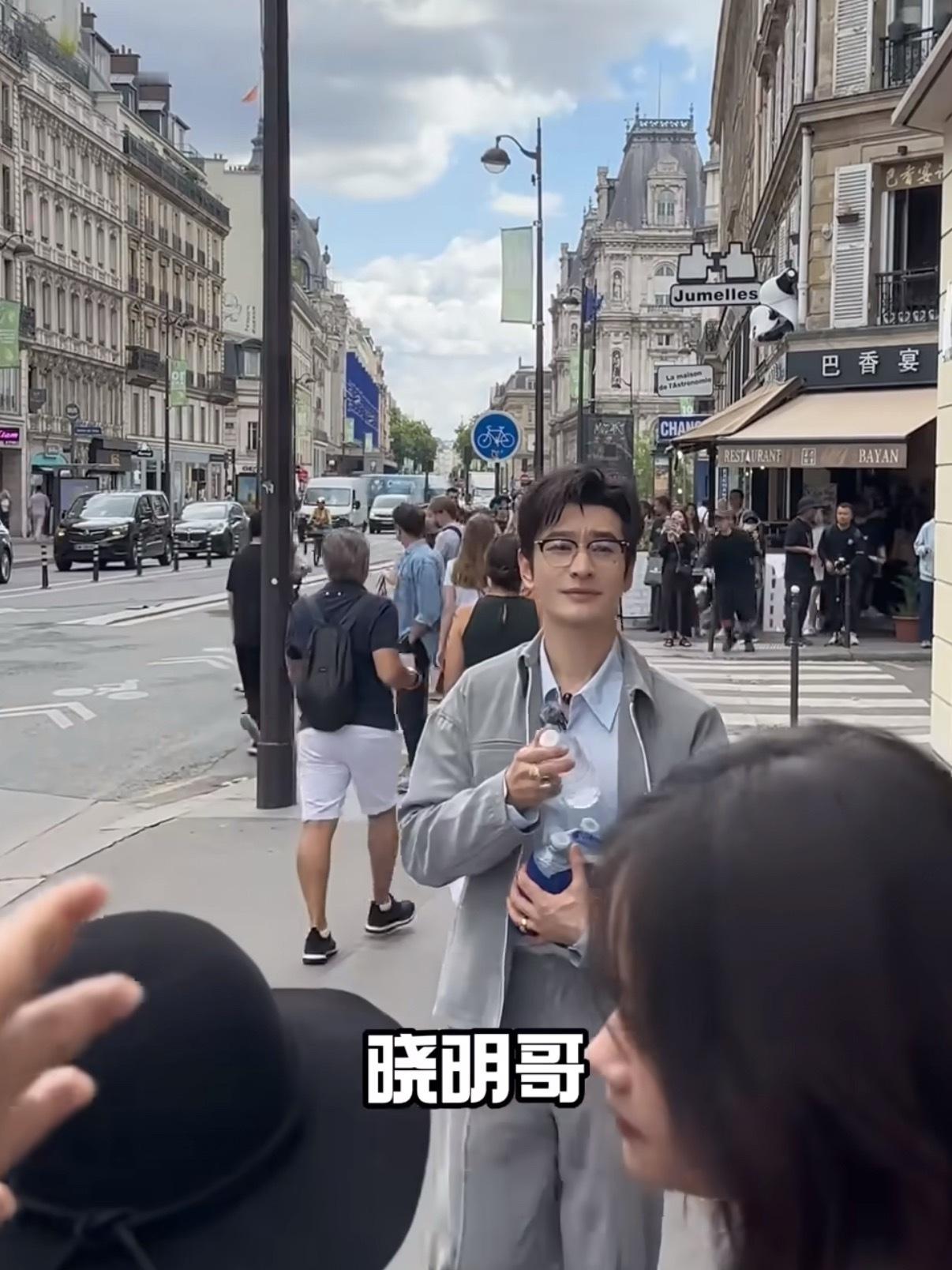 黄晓明这一动作秒杀偶像剧晓明哥才是现实世界的真霸总[举手][举手]得知摄影师包包