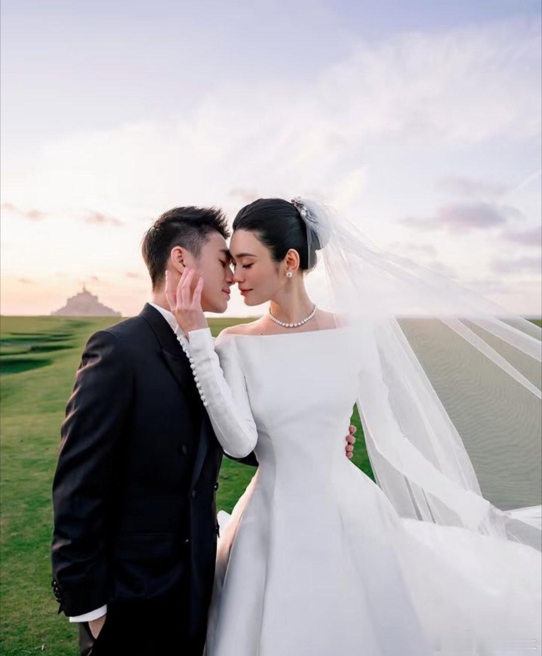 奚梦瑶何猷君婚礼上摆蒜苔被何猷君奚梦瑶婚礼餐桌细节打动，上亿古堡场地，却把蒜苔、