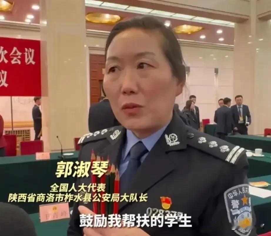 为什么那么多人喷全国人大代表陕西省商洛市某县公安局大队长在北京大会结束时她把桌上