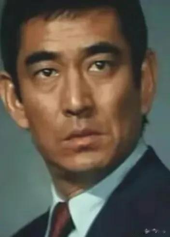 高仓健临死的时候，把45亿的财产，全都给了陪伴他的小保姆。

他为什么这么做？
